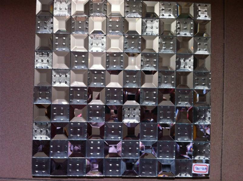 供应四川达州KTV玻璃马赛克，电镀金银，磨边镜面广泛用于工程装饰。