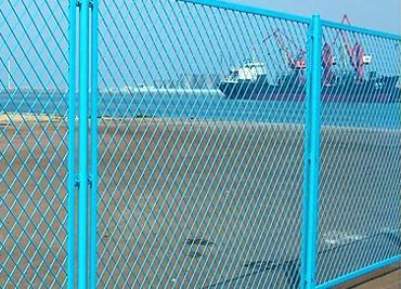 供应钢板护栏网，护栏网长期供应商，价格优惠质量好图片