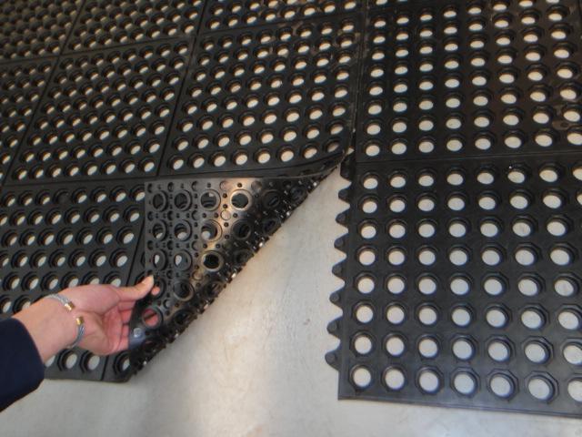 供应可拼接优质耐磨防滑多孔橡胶垫
