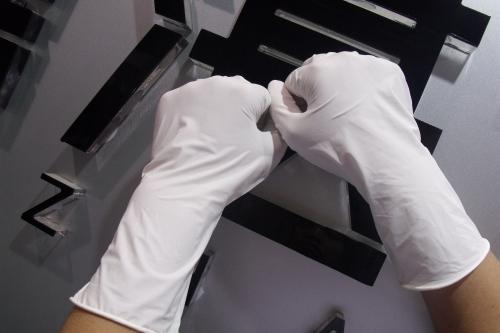 供应工厂自产自销白色丁晴手套价格优惠一次性超护牌手套
