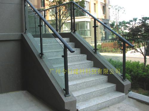 锌钢夹玻璃楼梯护栏，锌钢与玻璃的结合，打破传统单一的锌钢材料的结构