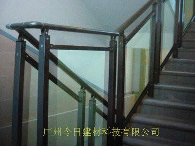 锌钢夹玻璃楼梯护栏，锌钢与玻璃的结合，打破传统单一的锌钢材料的结构