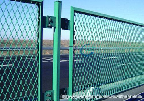 供应公路钢板网护栏，菱形孔公路钢板网护栏，厂家直销公路钢板网护栏
