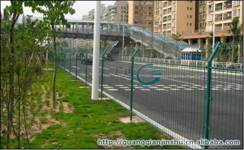 供应护栏管护栏立柱，护栏网/隔离栅/公路护栏网图片