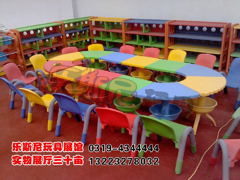 供应幼儿园塑料桌椅厂家