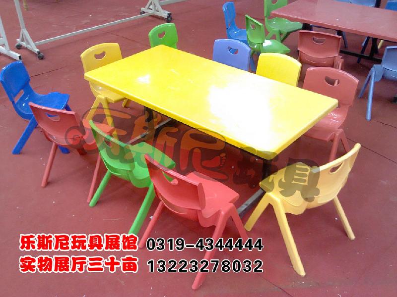 乐斯尼优质幼儿园塑料桌椅床批发