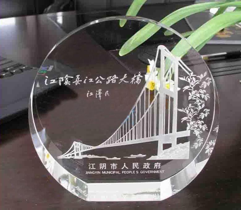 供应长江大桥竣工纪念杯工程竣工纪念品定做，水晶企业开张剪彩纪念品礼品