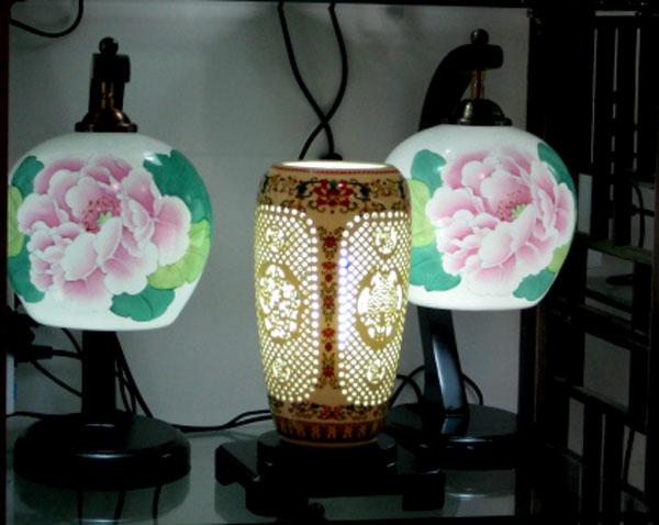 景德镇市卧室陶瓷台灯厂家供应卧室陶瓷台灯，居家用品陶瓷灯具，青花瓷灯具