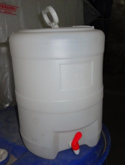 供应19L带水龙头塑料桶19公斤圆形带水嘴酱油醋白酒药液包装塑料桶图片