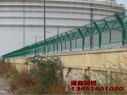 供应边境用网围栏绿色浸塑防护网钢