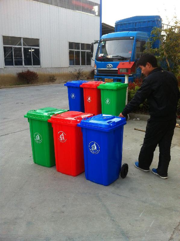 供应120L带轮子环保垃圾桶，塑料垃圾回收箱