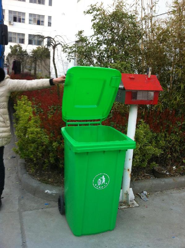 供应120L带轮子环保垃圾桶，塑料垃圾回收箱