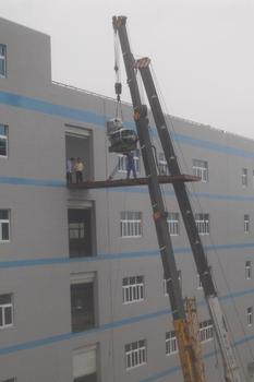 供应发电机组吊装价格，北京大中型设备吊装就位公司