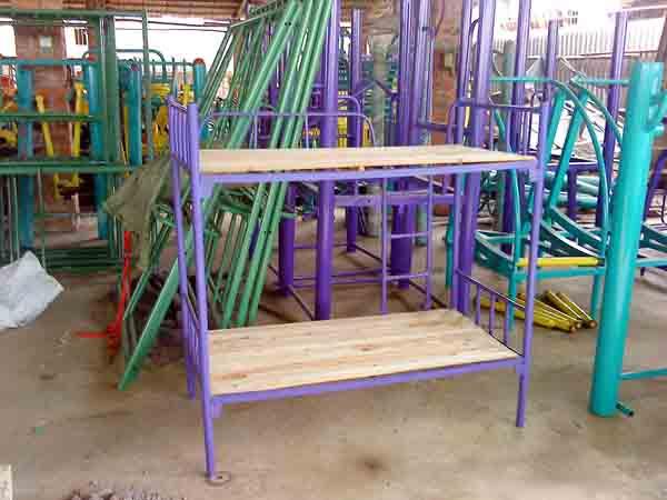 供应幼儿园铁架床，双层铁架床