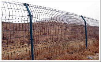 机场护栏网 天津框架护栏网 园林围栏网 浸塑荷兰网 养殖电焊网厂家图片