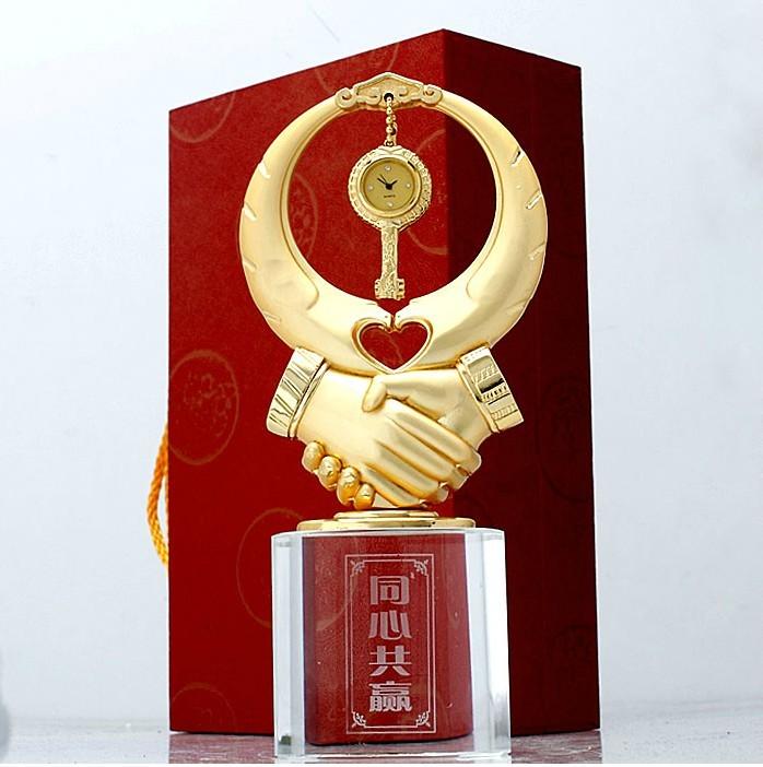 供应广州水晶握手，同学聚会纪念品，广州水晶礼品，同心共赢礼品