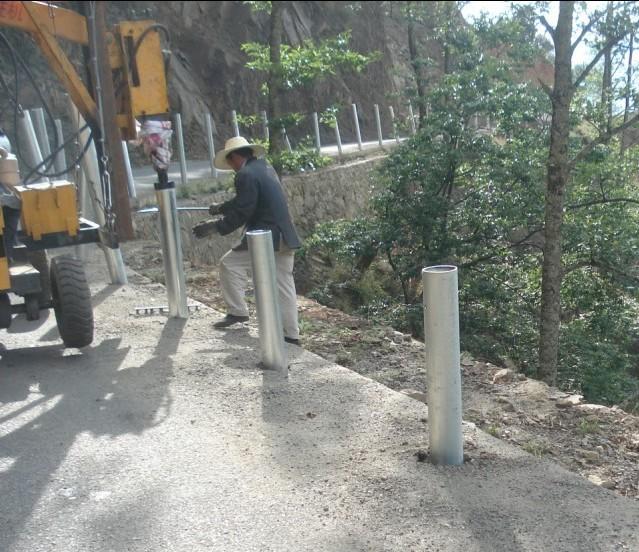 供应云南高速公路波形护栏安装护栏打桩钻孔道路护栏图片