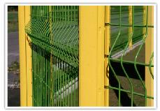 供应衡阳桃型柱护栏网  厂区隔离网  铁丝焊接隔离网