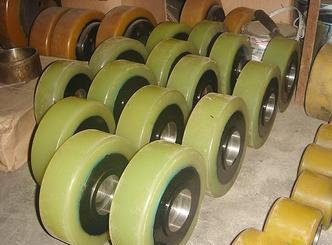 供应天津机械设备用车轮包胶，滚轮包胶，聚氨酯包胶挂胶