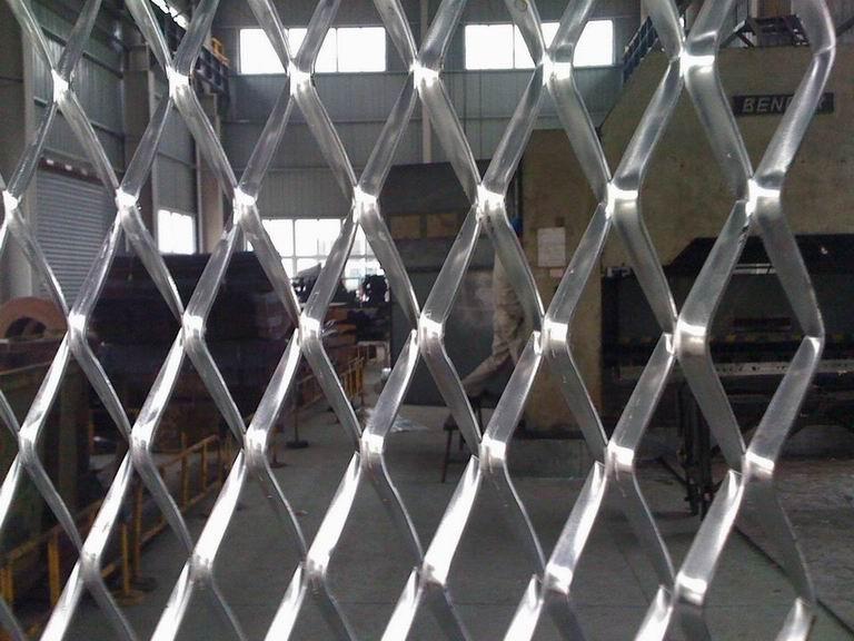 镀锌钢板网厂家、防锈的菱形孔网、金属冲压龟甲状钢板网图片