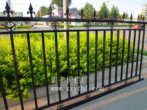 供应河北新型彩钢庭院栏杆 热镀锌别墅围墙栏杆 不锈钢花园围墙栅栏