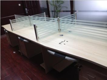 合肥四人条纹玻璃办公桌,屏风隔断办公桌便于走线