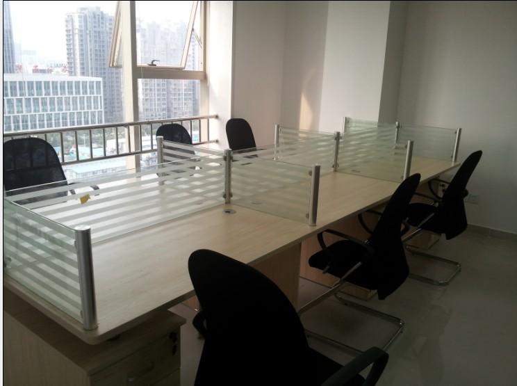 合肥四人条纹玻璃办公桌,屏风隔断办公桌便于走线图片