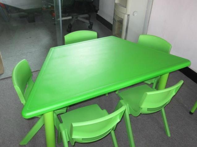 供应育才品牌 儿童桌椅 育才桌子 塑料梯形桌 塑料桌子 幼儿园桌子