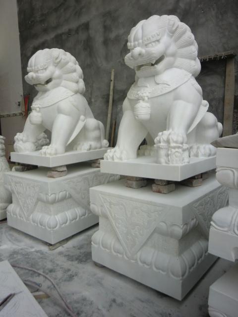 供应汉白玉石狮子雕刻、汉白玉石狮子雕刻厂家、汉白玉石狮子雕刻服务图片
