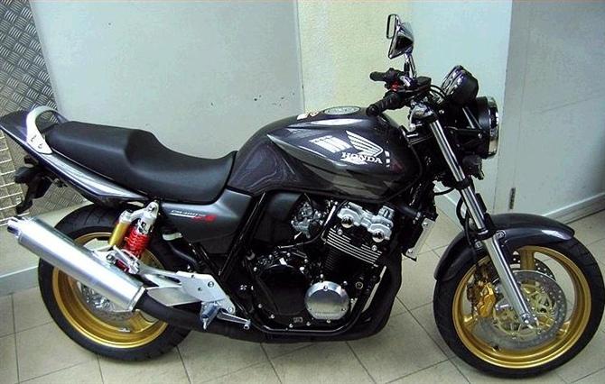 本田CB400摩托车