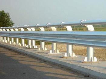 供应波形护栏板高速公路护栏板厂哪家好图片