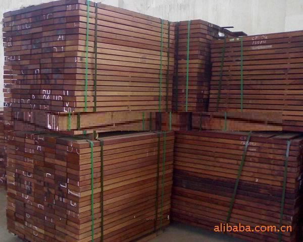 供应大量的缅甸花梨木烘干木板无节图片