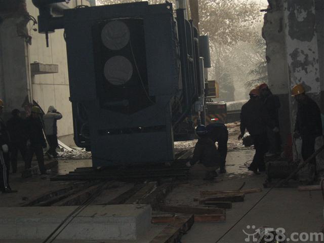 北京重型设备搬运大罐起重吊装图片