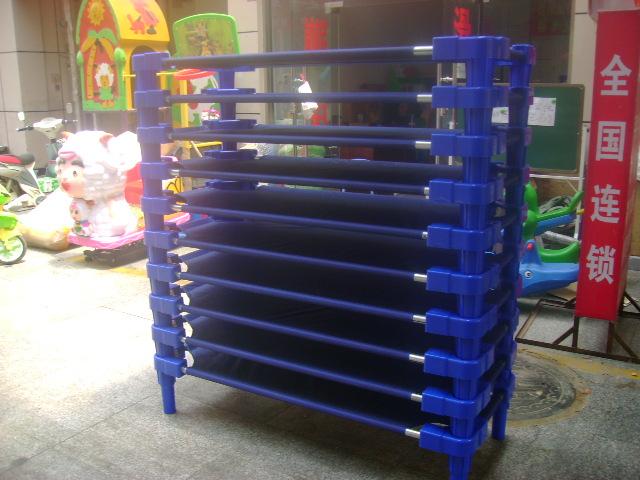 供应山东哪里有卖幼儿园玩具的，幼儿园玩具厂滑梯蹦蹦床桌椅小床图片
