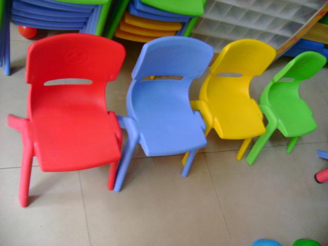 供应山东幼儿园塑料桌椅防火板桌张店儿童书写黑板午睡床
