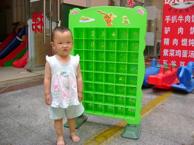供应黑龙江幼儿园用品儿童桌椅午睡床黑板水杯架等山东滨州文鹏玩具