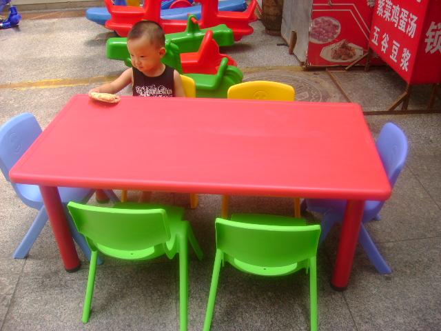 供应山东幼儿园桌子椅子图片，滨州多种款式幼儿园塑料桌椅价格。