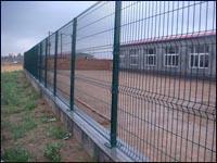 供应专业的围栏网厂安平县福莱德丝网厂供应各种规格围栏网，隔离栅