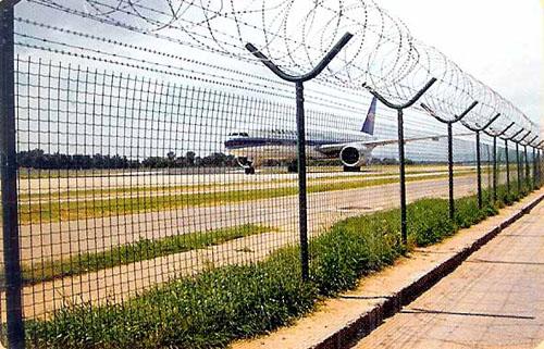 供应新疆机场护栏网又称作“Y型安全防御护网”
