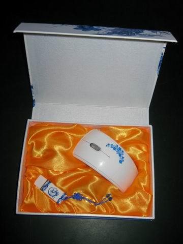 供应深圳工厂小批量订做青花瓷折叠无线鼠标配U盘套装图片