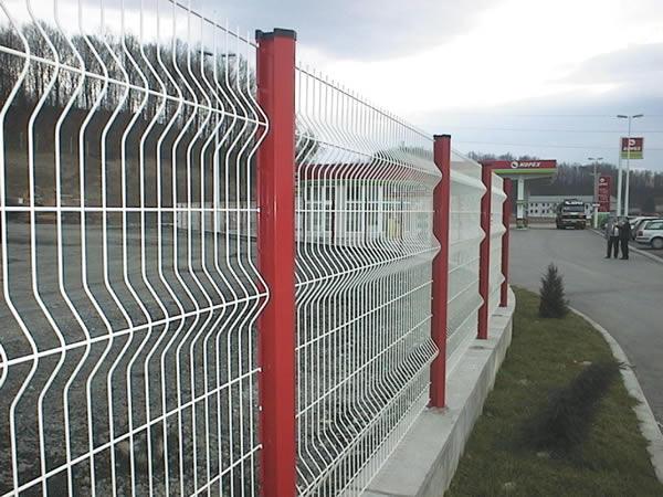 供应铁丝网围栏。围墙栅栏、包塑铁网，安防护栏网图片
