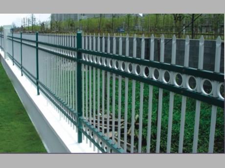 供应组装式护栏、铁管围栏、工厂院墙防护栏、铁栏杆图片