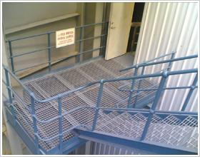 供应太行楼梯踏步板、耐用钢格板、定做钢格板护栏网。
