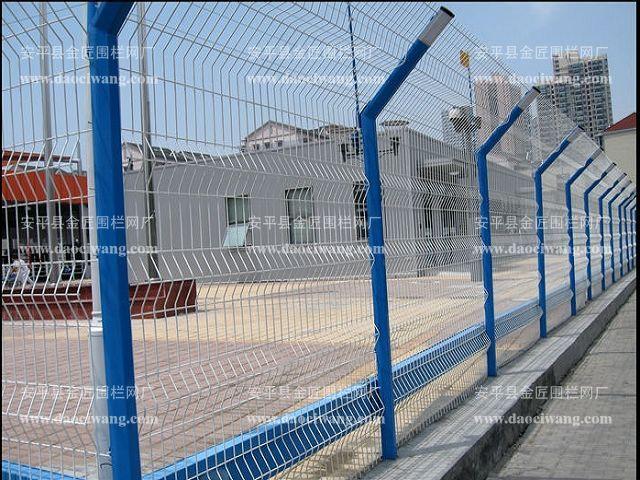 供应D型柱围栏网，D型柱隔离网护栏，世博园围网厂家，上海护栏网图片