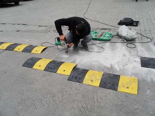 上海市橡胶减速带-橡胶减速带厂家-橡胶厂家橡胶减速带-橡胶减速带厂家-橡胶减速带安装