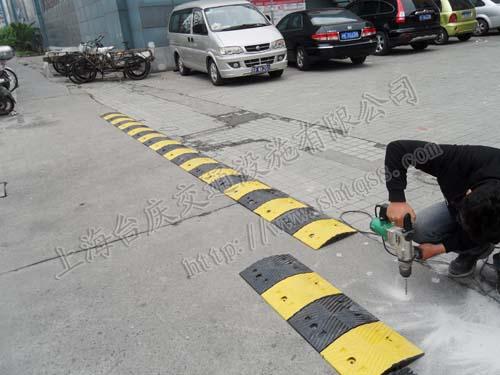 上海市橡胶减速带-橡胶减速带厂家-橡胶厂家