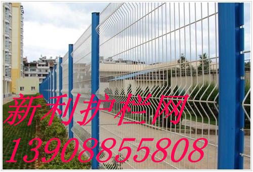云南昆明新利筛网厂集生产销售供应高速公路护栏网机场护栏网铁路护栏