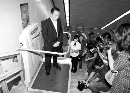 日本残疾人坐轮椅乘地铁车站该做什么-学路网