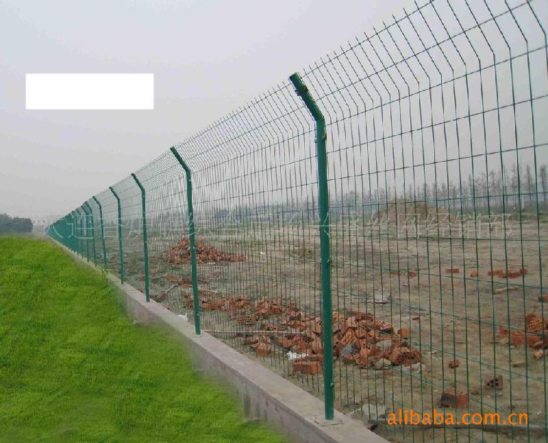 低价供应锌钢护栏网彩钢栅栏网低碳钢丝防护网隔离网护栏网彩钢栅栏网