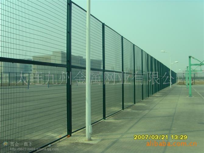 厂家供应丹东运动场围网，体育场围栏，高尔夫球场护栏低价销售图片